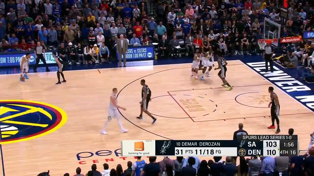 LaMarcus Aldridge met un coup dans les parties intimes de Garry Harris