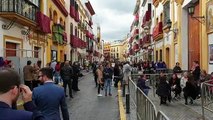 Esperanza de Triana. El público empieza abarrotar la calle Pureza