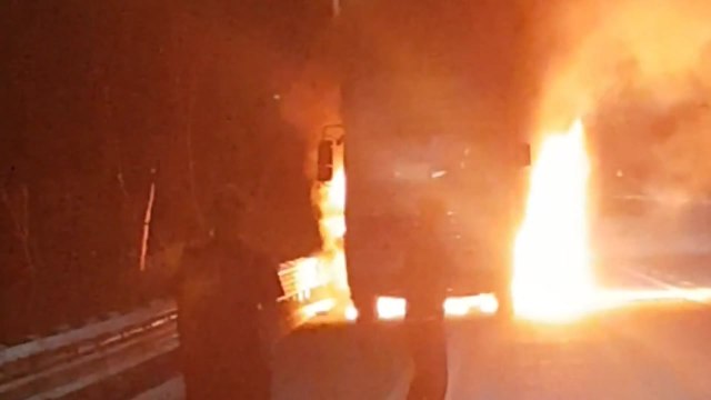 고속도로 달리던 화물차 과열로 화재... 인명 피해 없어 / YTN