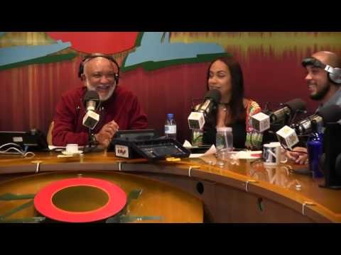 Jose Luis Nanni argentino entrega a Jochy Santos el premio Buenisimo en Elmismogolpe