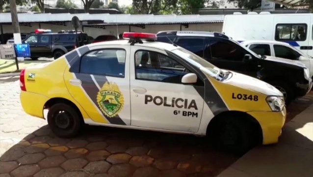 Dois são levados para a delegacia após serem flagrados com carro furtado