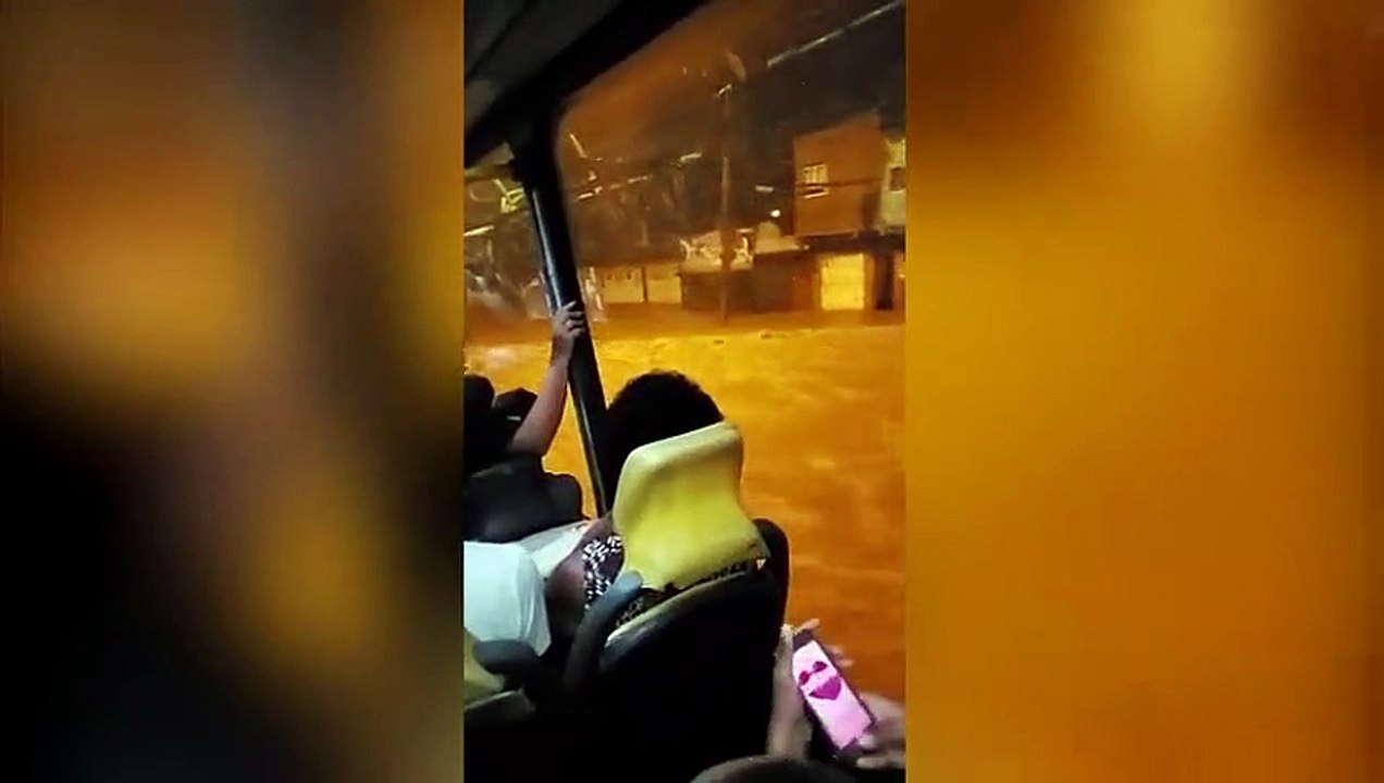Un bus transporte des passagers à travers une rivière en crue !