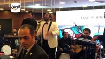 علي الحجار يبدأ حفل عيد ميلاده الـ 65 على نغمات أغنية عارفة