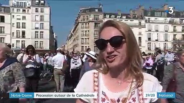 Pâques : une procession autour de Notre-Dame de Paris