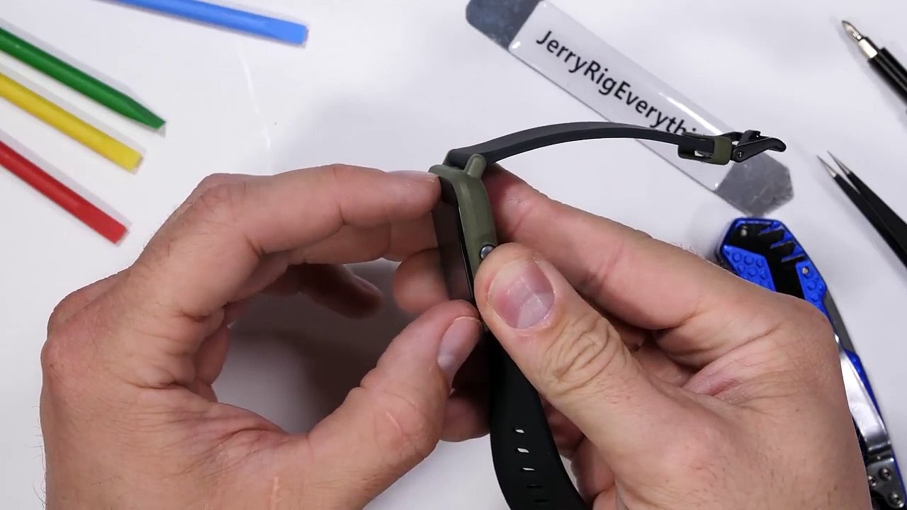 Does the Amazfit Bip Smartwatch Fall Apart on its own