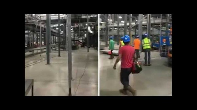 Deux de leurs collègues sont virés, tous les ouvriers quittent le travail et s'en vont