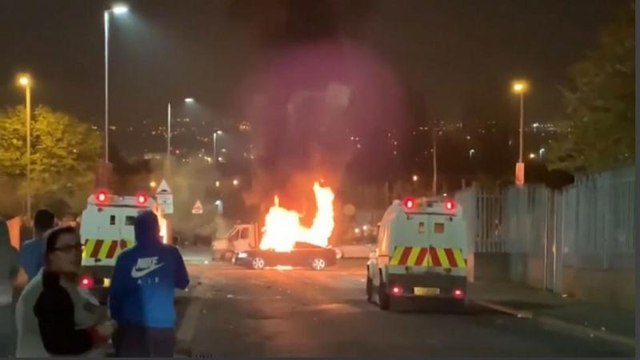 Irlanda del Nord, scontri a Londonderry, muore una reporter