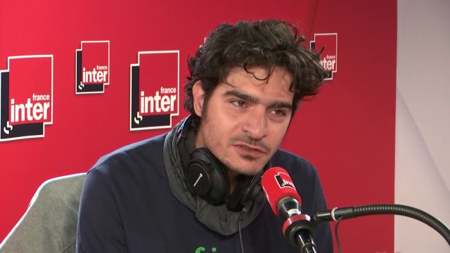 Albert Moukheiber explique comment le nudge sert à changer le comportement des gens : On envoie un courrier aux médecins qui prescrivent plus d'antibiotiques que la moyenne, ce qui leur fait baisser les prescriptions car ils veulent être dans la norme