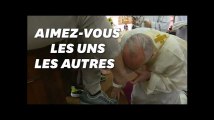 Pour la semaine sainte, le pape François baise les pieds de 12 prisonniers