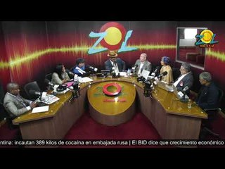 Ramon Carmona presenta a Willi Lora periodista invitado al foro de comunicación