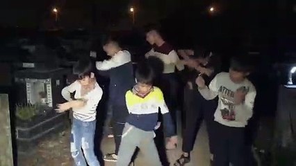 nhóm thanh niên rủ nhau ra nghĩa địa múa quạt