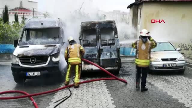 İstanbul- İçerenköy'de Park Halinde Bulunan İki Servis Aracı ile Bir Otomobilde Yangın