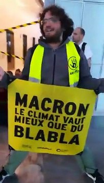 Climat : des militants bloquent plusieurs tours, dont celles de Total et d’EDF, à la Défense