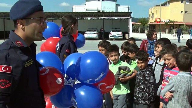 Söke'de jandarmadan çocuklara uçurtma şenliği