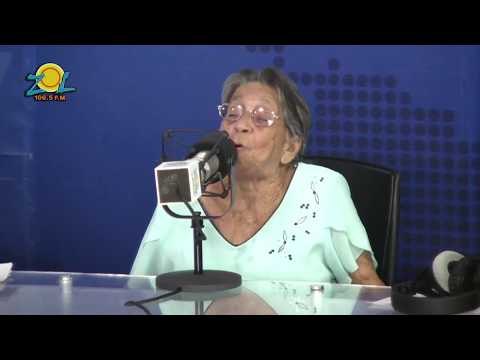 Doña Chicha le trae su agua bendita a Jochy Santos en Elmismogolpe