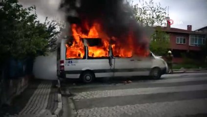 İçerenköy'de Park Halinde Bulunan 2 Servis Aracı İle Bir Otomobilde Yangın Çıktı