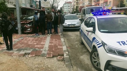 Çocuklara çarpmak istemeyen sürücü otomobile çarptı: 2 yaralı