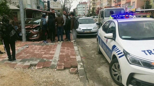 Çocuklara çarpmak istemeyen sürücü otomobile çarptı: 2 yaralı