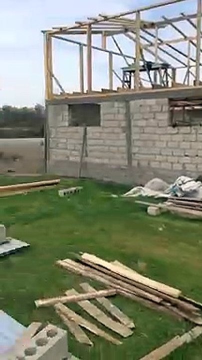 Démarrer une tronçonneuse entre les jambes