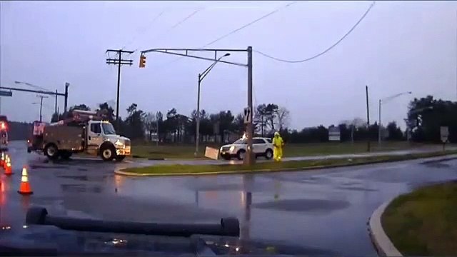 Un ouvrier risque sa vie en touchant un câble électrique abimé sous la pluie !
