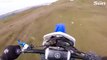 Un biker fait une énorme chute d'une falaise à motocross et s'en sort par miracle