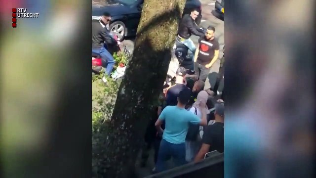 Il saute sur des policiers pour aider son ami interpellé