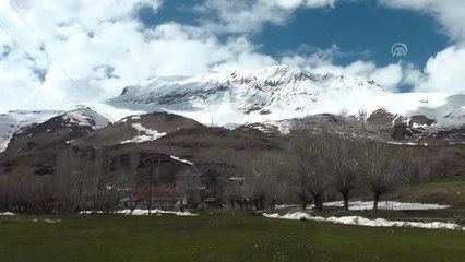 Karlar Eriyince Köyün Güzelliği Ortaya Çıktı