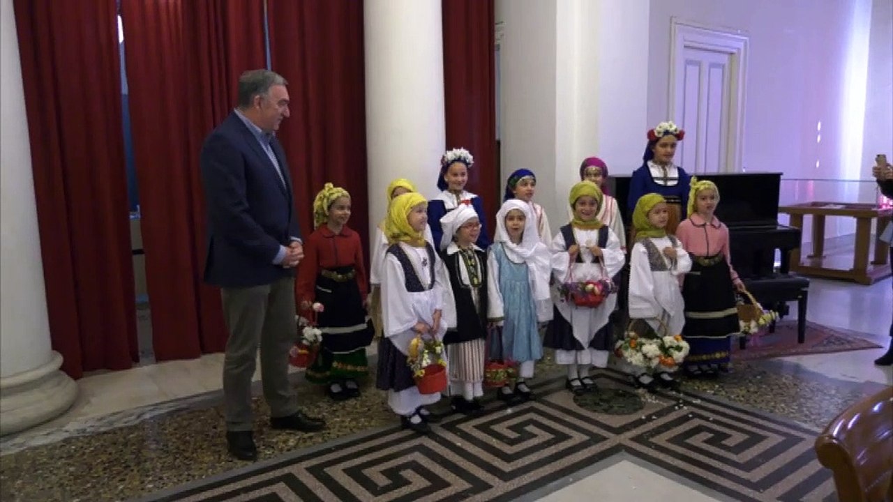 Τα κορίτσια του Λυκείου Ελληνίδων τραγούδησαν τα κάλαντα του Λαζάρου στον Θ. Καραϊσκο