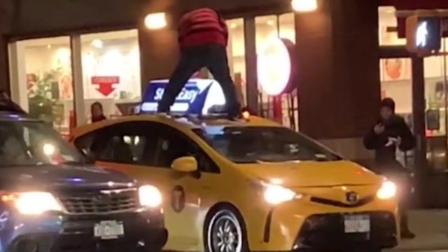 Un homme saute de voiture en voiture à New York