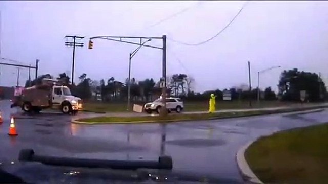 Régis a la mauvaise idée de manipuler un câble électrique abîmé alors qu’il pleut