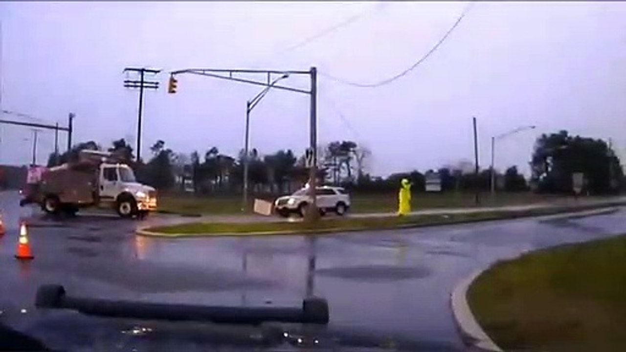 Régis a la mauvaise idée de manipuler un câble électrique abîmé alors qu’il pleut