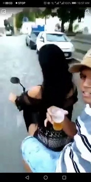 Des jeunes font les idiots pendant qu’ils roulent en scooter