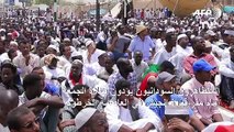 المتظاهرون السودانيون يؤدون صلاة الجمعة أمام مقر قيادة الجيش