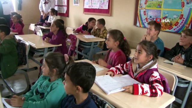 Bahçeşehir basketbol takımı Suriye sınırındaki öğrencilerle bir araya geldi