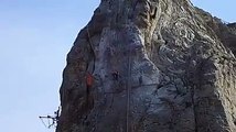 Alpes de Haute-Provence: évacuation sepectaculaire d'un ouvrier blessé en pleine falaise du Rocher de la Beaume de Siste