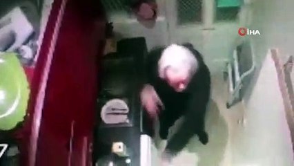 - Assange Kendi Kendine Kungfu Yapmış, Orkestra Yönetmiş