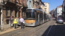 Saint Gilles - Le tram 81 bloqué entre Moris et Lombardie à cause d’une voiture mal garée (Vidéo Germani)