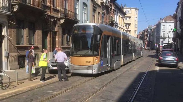 Saint Gilles - Le tram 81 bloqué entre Moris et Lombardie à cause d’une voiture mal garée (Vidéo Germani)