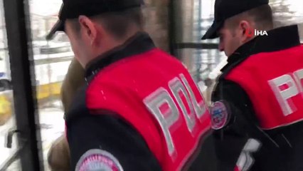 At arabalı kapı ve pencere hırsızları kamerada