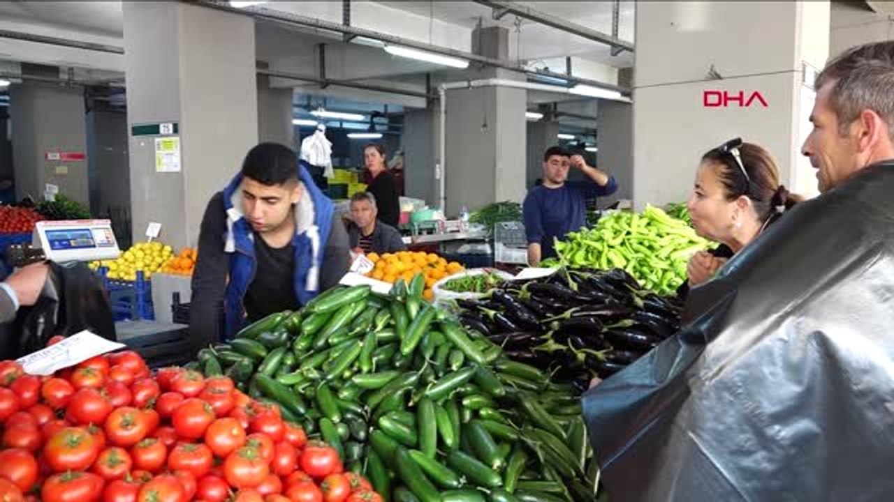 Muğla Marmaris'te Halk Pazarında Tezgah Açan Esnafa Çöp Poşeti