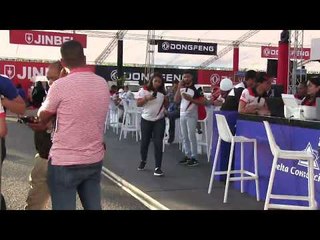 El Mismo Golpe con Jochy desde el stand de Delta Comercial en la Autoferia Popular