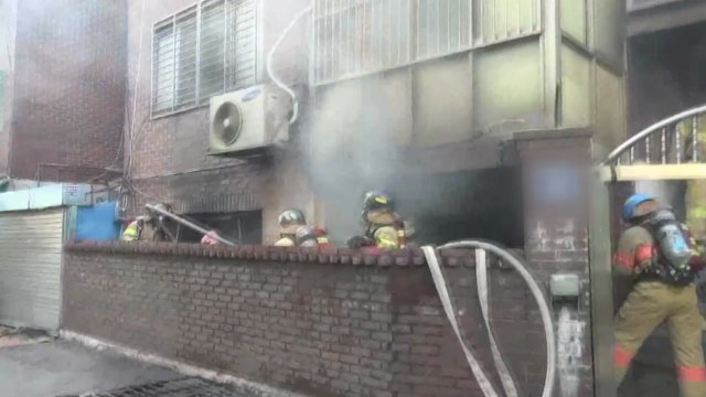 서울 개봉동 주택 화재...1명 부상 / YTN