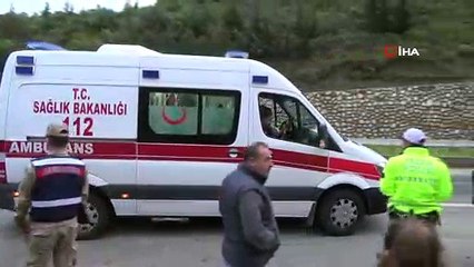 Kontrolden çıkan otomobil yol kenarındaki kütüklere çarptı: 3  ağır yaralı