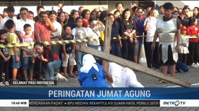 Umat Katolik Ikuti Prosesi Jalan Salib di Gereja Santa Maria Annuntiata
