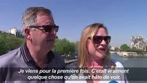 Près de Notre-Dame, des touristes viennent constater les dégâts