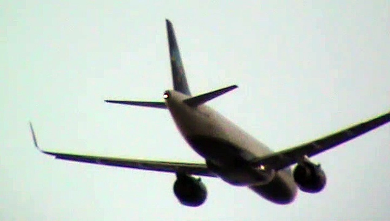 M2U05428 EMB-190 Azul arremetendo
