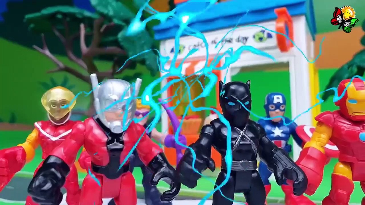 يقوم سوبرمان نيك و سبايدرمان جورا بإطفاء حريق في الميدان و إنقاذ الحيوانات.