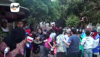 تنورة وأغاني وطنية في شوارع الدقي قبل انطلاق الاستفتاء