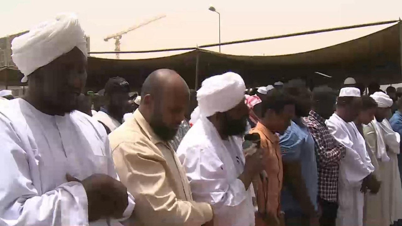 السودان.. صلاة جمعة بساحة الاعتصام ومطالبات للعسكر بالوفاء بتعهداتهم