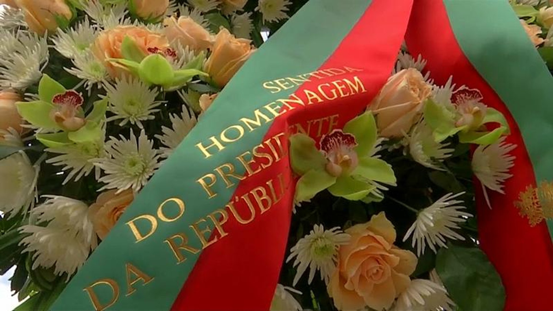 Sobreviventes participam em cerimónia religiosa